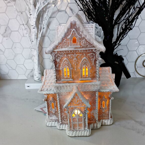 NEW! EXQUISITE LIGHT UP GINGERBREAD HOUSE DECOR - Picture 1 of 6
